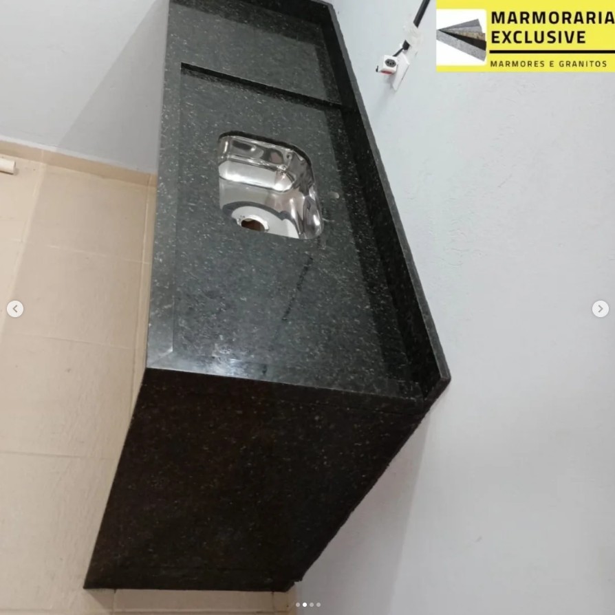Cozinha com pedra — obra Marmoraria Exclusive